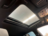 解放感溢れる【サンルーフ】☆車内には爽やかな風や太陽の穏やかな光が差し込みます☆