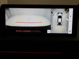 パノラミックビューモニターを装備。駐車場や交差点でクルマを真上から見るように周囲を確認できます。機能の詳細は販売店スタッフまでおたずねください。