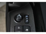 狭い場所も苦になりません。電動格納ドアミラー装備。