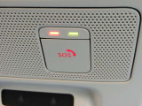 急病時や危険を感じた時、SOSコールスイッチを押すと専門のオペレータに繋がって、警察や消防への連携をサポートしてくれます。また、万が一の事故発生時には、エアバッグ展開と連動して自動通報します。
