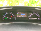 速度計や各種表示が運転席正面にまとまり、走行に必要な情報をひと目で確認しやすい配置です。中央のディスプレイには時刻や車両情報などが表示され、日々の運転を支えます。