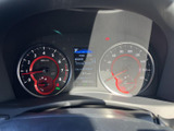 速度計や回転計に加え、中央のディスプレイにも車両情報が表示されます。必要な情報を運転席から確認しやすく、表示を見分けやすいレイアウトで、日々の運転をサポートします。