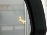 ブラインドスポットモニター装備。隣車線を走る車両を検知。ドアミラーでは確認しにくい後方、側方エリアに存在する車両や急接近してくる車両も検知しドアミラーに搭載されたLEDインジケーターが点灯します。