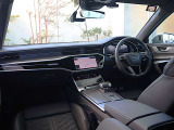 Audiのインテリアは厳選素材を緻密に作りこんだ美しい個々のパーツを、衝撃にも耐えうるよう丁寧に組み上げて、構成されています。見た目に美しく、そして機能的でもあること。これこそがAudiのインテリアの伝統です