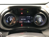 とっても見やすいメーターです。夜間時はラグジュアリーな気分にさせてくれる照明が魅力ですので、夜のドライブも楽しみになりますよ♪