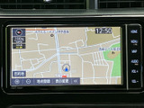 地図上の道路や現在地、目的地設定などが画面に表示され、行き先を確認しながら移動できます。画面脇のボタンから各メニューにもアクセスでき、使い分けに便利です。