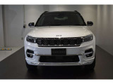 Jeep伝統の7スロットグリルが存在感ありますね。