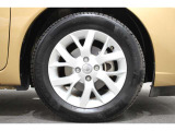 純正のアルミホイールが足元を飾ります!タイヤサイズは 185/65R15 になります。