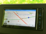 道路や周辺施設が画面いっぱいに表示され、現在地を確認しやすい地図表示です。縮尺や案内情報も見やすく、目的地までのルート確認など、日々のお出かけをサポートします。