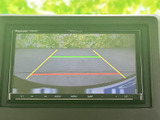 後方の様子を画面に映し、ガイド線を目安にしながら駐車時の位置確認をサポートします。車庫入れや狭い場所での後退時に役立つ装備で、周囲の状況を画面で確かめながら操作できます。