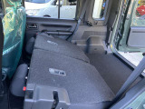 リヤシートは5:5の分割可倒式で、簡単な操作で前方に倒せば、さらに荷室が広がります。
