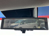 スマートルームミラーが付いております。後席に人が乗車した時や沢山の荷物を積んだ時もバックミラーの視界が遮られる事無く見えるので便利です♪