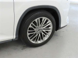 装着タイヤサイズは、235/55R20です。純正アルミホイールを装着しております。