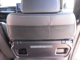 運転席の背面上部には、スマートフォンやウエットティッシュなど、ちょっとした小物を収納できるメッシュ製のポケットがあります。