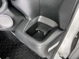 【ドリンクホルダー】さまざまな場所にございますので便利ですよ。