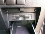 ETC車載器を装備しています。高速道路の料金所もストレスなく通行できます。すっきりとしたビルトインタイプですよ。