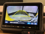 リバースギアに入れるだけで後方の表示へ切り替わります。夜間や雨の日の駐車も楽になりますよ。