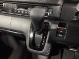 インパネシフトだから視線の移動も少なく足元もスッキリ♪運転席もゆったりしているのでゆとりを持ってドライブできますね!