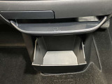 【インストセンターロアボックス】CDなどが収納できる格納式のボックス!