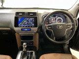運転席周りのレイアウトをご覧ください。ナビゲーションが綺麗に装着されすっきり収まってますね!