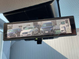 [スマートルームミラー]車両後方をミラーに映し出すため、悪天候の時でも視界は良好♪