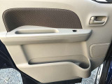 助手席のパワーウィンドウスイッチとトリムデザインです。