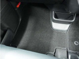 Honda認定中古車に新品の純正フロアマットを装着しました。気分よくドライブをお楽しみいただけます♪