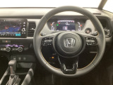 【ハンドル】運転にかかわる様々な操作を安全に行えるように視点移動が少なく操作性に配慮されたスイッチ類が凝縮されたコックピットです。