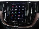 Apple CarPlayやAndroid Autoを利用すれば、スマホを簡単に接続できます。USBポートにケーブルをつなぐだけで、スマホの見慣れたホーム画面と共通するインターフェイスが表示されます。