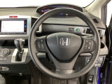 【ハンドル】運転にかかわる様々な操作を安全に行えるように視点移動が少なく操作性に配慮されたスイッチ類が凝縮されたコックピットです。