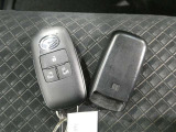 ドアの開錠施錠はドアノブに触れるだけ センサーが感知して開錠施錠をしてくれます 一度スマートキーをご体感ください 便利ですよ