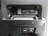純正ETC2.0付 料金所もスムーズに通れ、割引料金の適用もあります。ビルトインできれいに収まっており、見た目もスマートです。