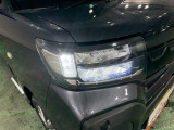 白く明るい光で夜間走行をサポートするLEDヘッドランプを搭載