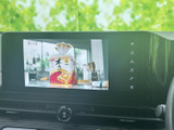 画面でテレビ映像を視聴できるため、停車中の待ち時間も快適に過ごせます。大きく表示された映像と見やすい画面構成で、停車時のひとときに活用いただけます。