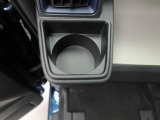 カップホルダーは運転席や助手席からちょうど手の届く位置です!!