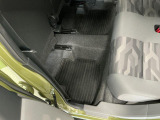 しっかりと汚れ、砂ぼこりを落とし足元まで清潔な車内空間を作り上げております♪