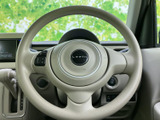 手に収まりやすい形状で、運転席に座ったまま自然に握れるステアリングです。スポーク部にはスイッチも備わり、前方に視線を向けながら手元で操作できる便利さがあります。