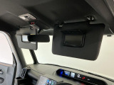 【サンバイザー】車内で身だしなみを整えるためのバニティミラーがセット。お化粧直しや髪型のチェックに活用できます。