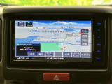 高精細な地図表示で、目的地までスムーズに案内。渋滞情報もリアルタイムで確認でき、効率的なルート選択をサポートします。遠出の際も安心です。