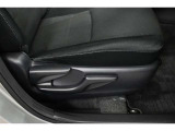 運転席シートリフター装備!シートの上下調整で運転操作の視界を確保できます。