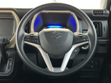 左右のスポークにスイッチがまとまり、運転中も手元で確認しやすい配置です。握りやすい形状と見分けやすい表示で、機能を使い分ける際にも扱いやすさが感じられます。
