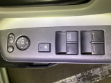 電動格納式リモコンドアミラーと、パワーウィンドウスイッチ等は運転席ドアにあります。