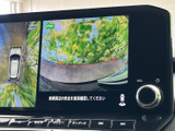 車両周辺を画面で確認でき、駐車時や狭い場所での取り回しを助けます。俯瞰表示と後方の映像を見比べながら周囲を把握できるため、乗り慣れない場所でも確認しやすく安心です。