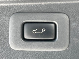 【パワーバックドア】スマートキーや運転席のボタンを押すだけでリアゲートが自動で開閉します!荷物を持っている時や、高い位置にあるバックドアを閉める際に便利な機能です♪