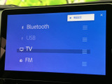 BluetoothやUSB、テレビ、FMなど複数の音源が一覧表示され、使いたい項目を選びやすい画面です。その日の気分や利用シーンに合わせて、オーディオを切り替えられます。