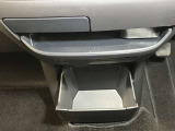 お気に入りのCDなどが収納できる格納式ボックス★