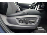 運転席にはパワーシートが付いております。パワーシートは指先1つで操作出来るためチカラの弱い女性の方でもシートに座ったまま操作出来ます♪