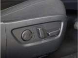 【パワーシート】電動で座面を前後上下に動かすことができます。簡単に運転しても疲れにくい姿勢に調整できます。
