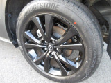 18インチ純正アルミホイールを装備。タイヤサイズは215/55R18となります。