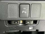 駐車支援に関するスイッチや給油口を開けるレバーなどが、運転席近くにまとまっています。表示を見ながら必要な操作を選べるため、日常の利用にも便利です。